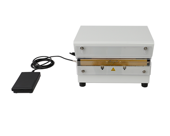 Lamino - Thermoscelleuse de table semi-automatique compacte, idéale pour sceller les types de films laminés, largement utilisée dans l'emballage du café. Le temps et la température de soudure peuvent être facilement ajustés sur le panneau de commande numérique. Une soudure profilée serti résistante et constante de 13 mm empêche efficacement le délaminage du film et assure la qualité de conservation, de protection et de préservation de vos produits. Non adapté aux films en polyéthylène (PE) à 100 % ou aux films laminés avec du PE à l'extérieur, car cela risque de fondre sur les barres de scellage.