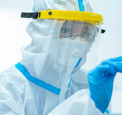  Emballage de masques à visière pour le secteur de la santé, utilisés pour la lutte contre le COVID-19.