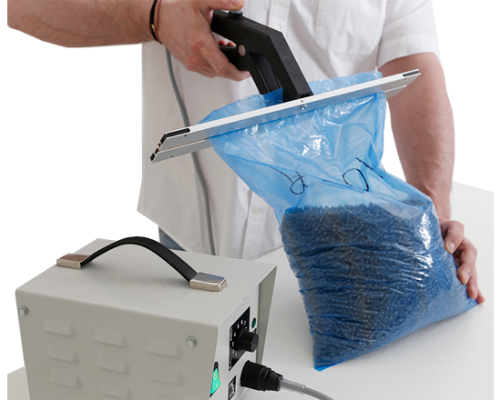 Super Poly - Handheld bi-active impulse seal tong.
Ideal for sealing polyethylene bags up to 2 x 0,3 mm and most laminate bags (a simple test will tell you if the Super Poly will be adequate to seal your film). 460 cm power cable for mobile purpose.
Only operational in combination with Transformer (TPS), to be ordered separately.