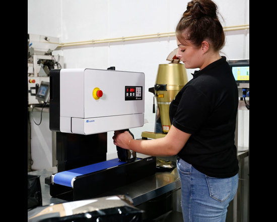 D 545 Bandsealer - De D 545 is een flexibele continu-sealer die zowel in verticale als in horizontale uitvoering verkrijgbaar is. Deze machine wordt gemaakt in Duitsland wat garant staat voor hoge kwaliteit en duurzaamheid. Deze bandsealer heeft een temperatuurregelaar met een digitale uitlezing en een automatische afkoelingsfunctie. De geïntegreerde transportband is verstelbaar voor grotere producten. De doorvoersnelheid van 10 meter/minuut maakt de D 545 ideaal voor toepassing in middelgrote food en non-food verpakkingswerkzaamheden.