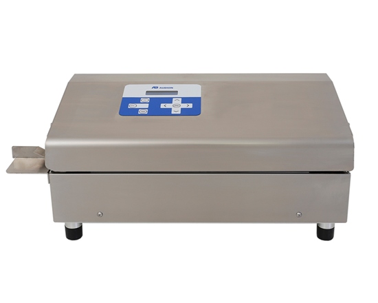 Contimed D 660 - Cette scelleuse à bande en acier inoxydable de table (non validable) scelle le PE, le PP, le PA/PE, les cartes d'en-tête et autres pochettes en stratifié alu thermoscellables. Le D 660 produit une soudure solide de 9 mm et l'écran LCD numérique facilite le réglage de la température de soudure et l'alarme de température de soudure. Vitesse : 8 m/minute. Refroidissement intégré (pour sceller PE). Compatible selon DIN 58953-7.